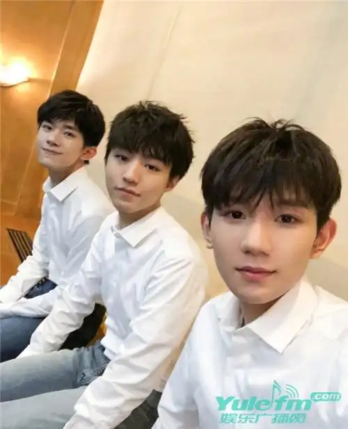 多位明星齐聚春晚后台,三小只穿白衬衫少年气息浓重