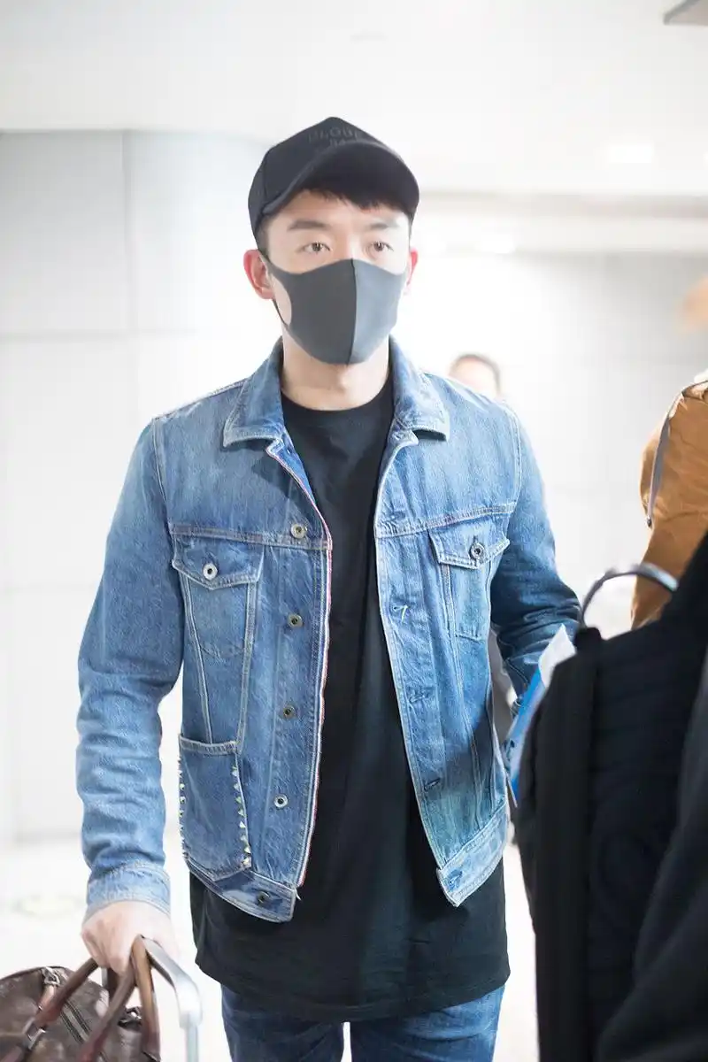 郑恺现身机场,身穿牛仔外套时髦帅气