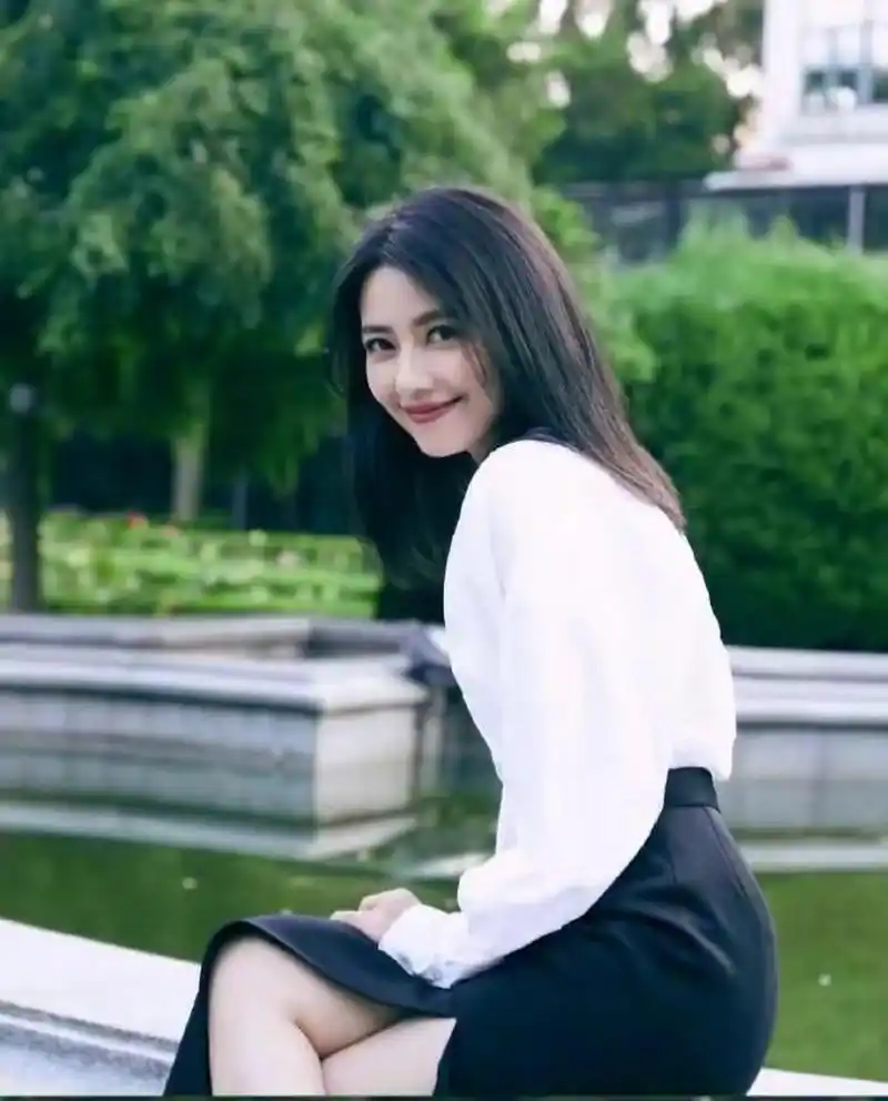 被称为"国民女神"的高圆圆"年轻的时候,肤色白皙水嫩,身材高挑迷人