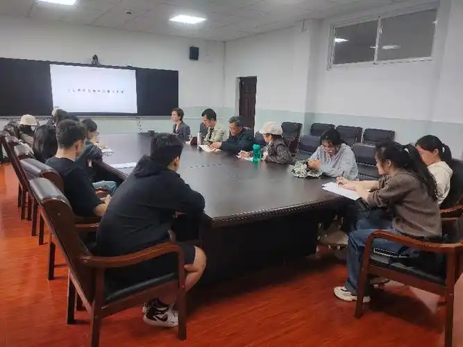 在听了同学们的发言后,院党委副书记晏妮希望大家发挥专业优势,合理