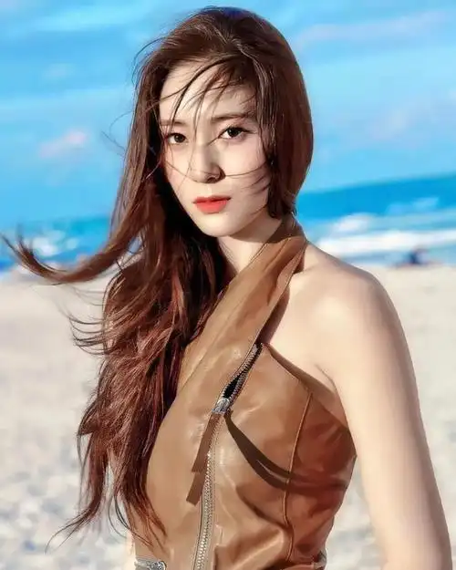 姐姐郑秀妍曾是少女时代的成员之一,妹妹郑秀晶则是f(x)的成员之一.