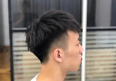 男生剃鬓角前梳短发烫发发型,发际线头发做的稍微长了一些.本文链接