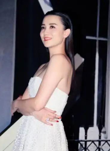 宋佳的腰是夺命的刀宋佳的臀是夺人的魂让人羡慕不已