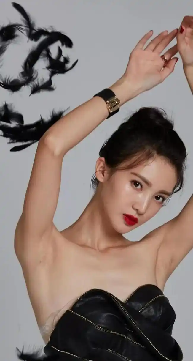 金晨身材造型曲线迷人,巴掌腰很吸睛,这身材比例一般人真比不了.