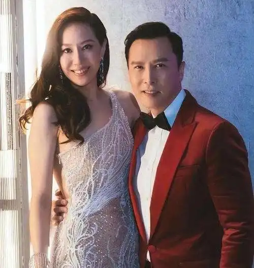 甄子丹与妻子汪诗诗出国躲疫情法国豪华餐厅感情甜美不显老