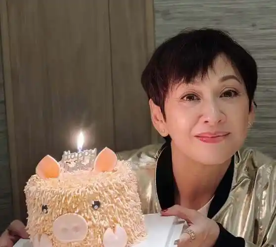 恭喜!周润发前妻余安安宣布再度当外婆,大女儿二胎平安生子