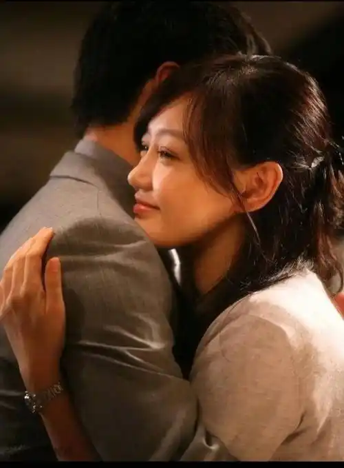 复工后,很快胡歌和薛佳凝的恋情再填实锤,媒体拍到了薛佳凝探班胡歌.