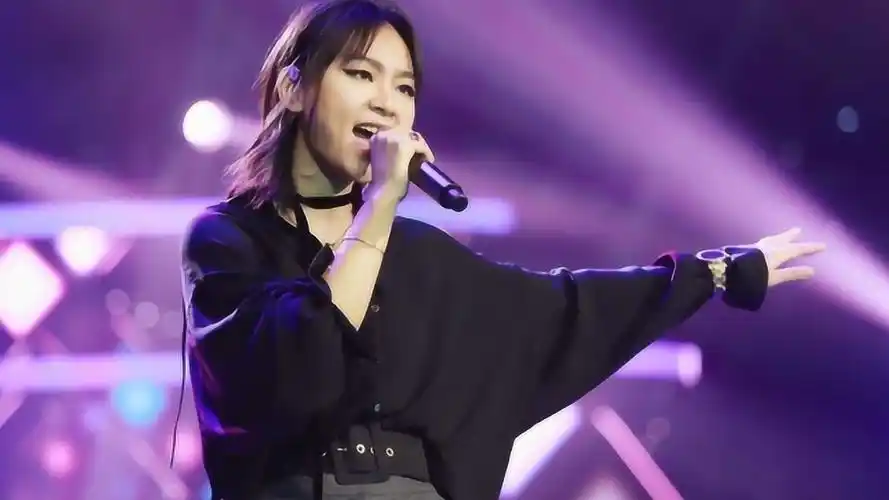 周笔畅的《最美的期待》,动感的旋律让人舒服,深得听众喜爱