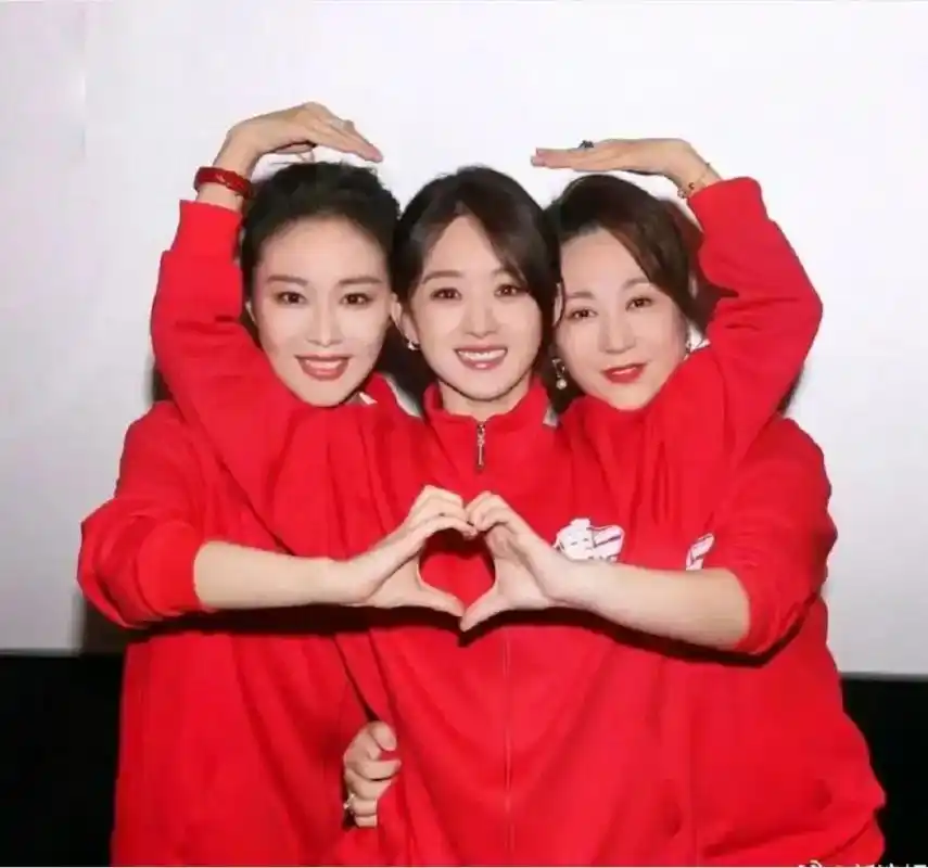 左边是高叶,1987年出生,身高168cm. 中间是赵丽颖