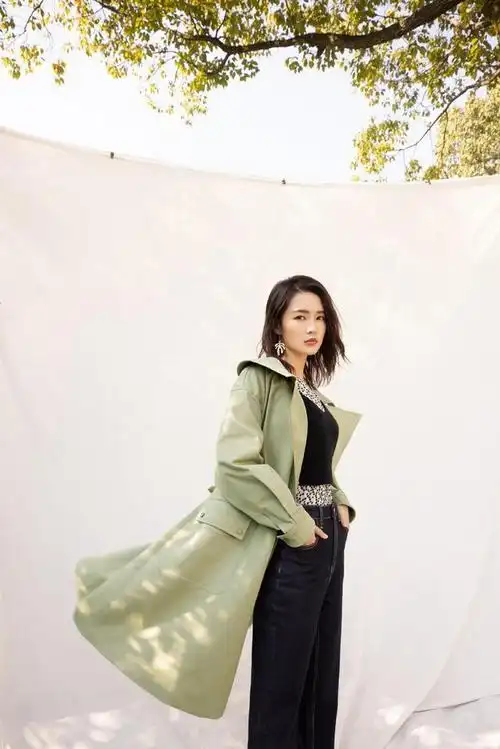 李沁罕见职业装亮相西装搭配抹胸打底阳光下的ol丽人抢眼