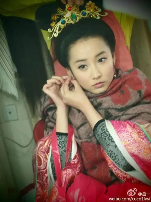 记得天外飞仙中那位呆萌的赛金吗唐嫣的好闺蜜吕一