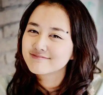 眉毛后部位置的痣,叫做聪明痣,也叫美人痣.