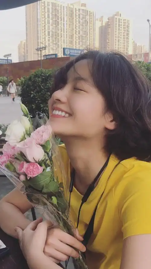 李庚希新媒体推广费:20万元/平台合作品牌:evm标签