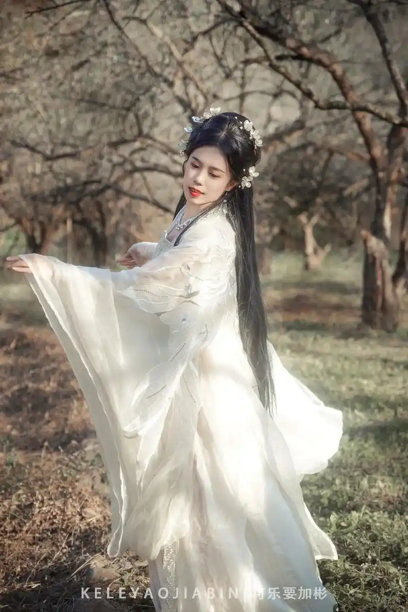 从此世间再无素素,唯有青丘白浅 #古风摄影 #万梅谷文化小镇 - 抖音