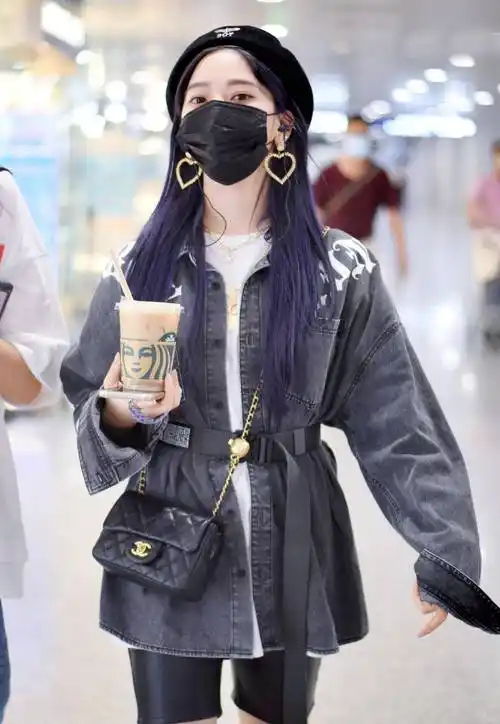 你看张紫宁这次高调现身机场,身穿黑色骑行裤配马丁靴,"香肠腿"成功