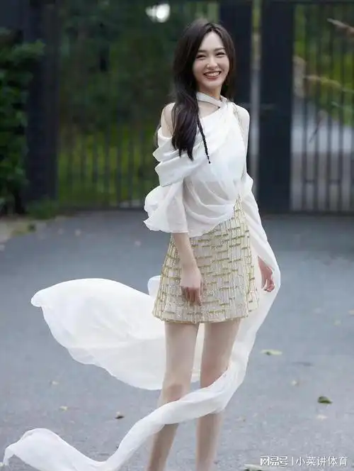 唐嫣作为时尚圈的骨感美女,她在穿搭上很有自己的想法,出众的身高和