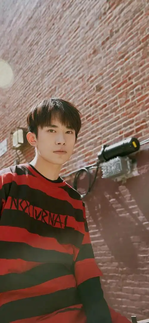 易烊千玺帅气高清手机壁纸