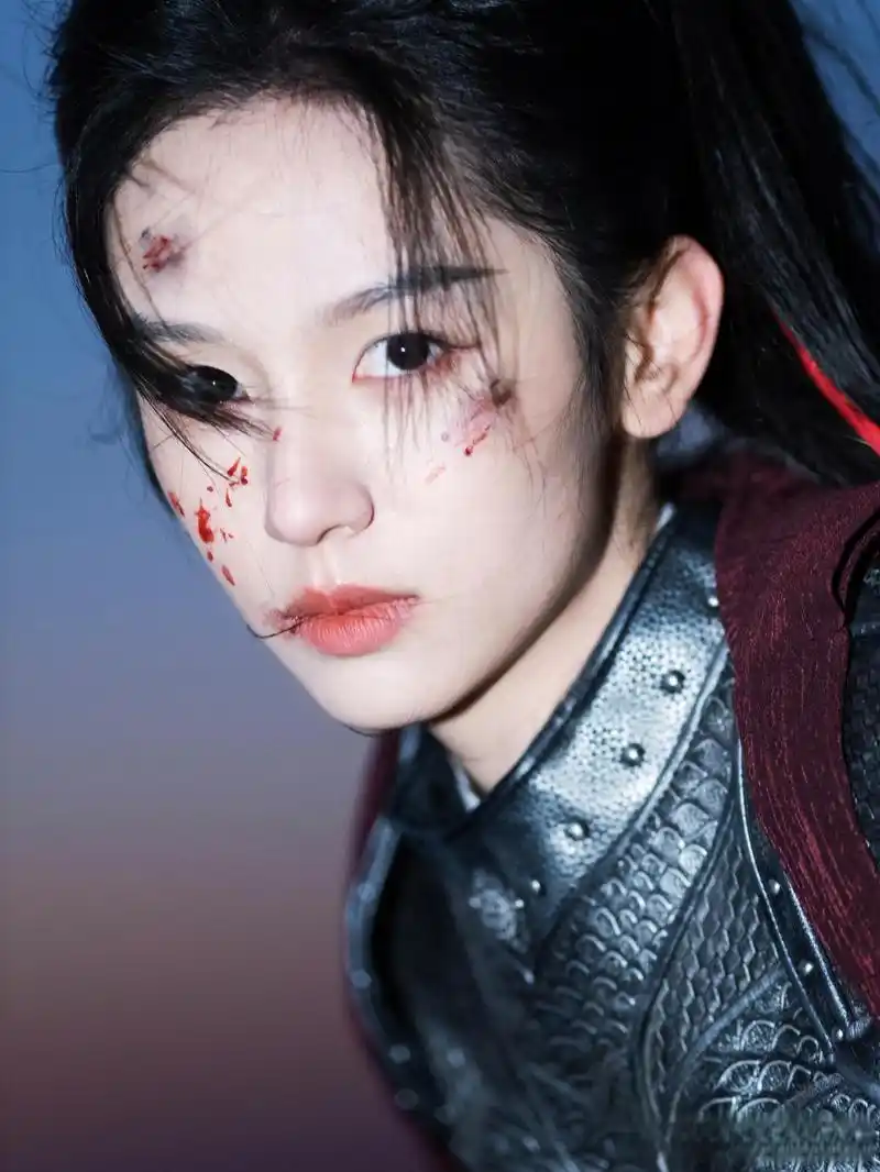 周也女扮男装拍戏引热议:英气十足的古装新造型 演员周也新戏《锦月如