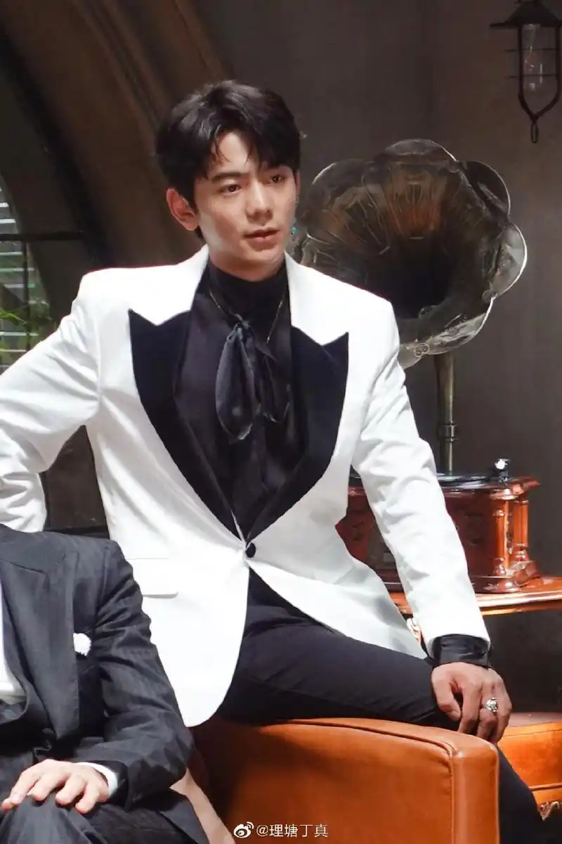 组图:脱下民族服饰帅气不减!丁真穿白色西装展现型男范儿