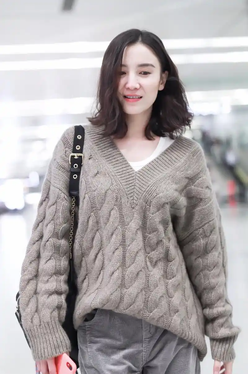 原创39岁宋佳素颜走机场,毛衣配阔腿裤,随便穿衣和普通阿姨气质不同