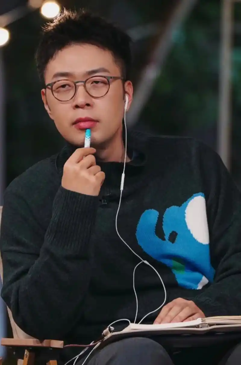 杜海涛录综艺现场照,脸上没有多余的肉减龄好几岁,戴眼镜很有文艺范