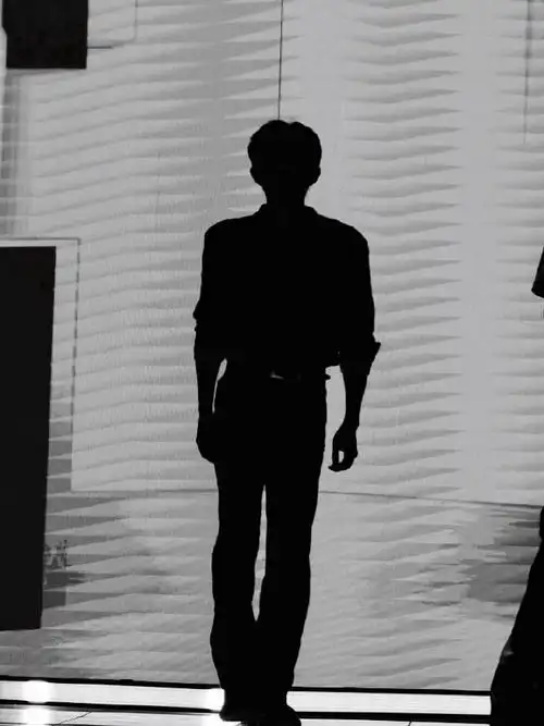 易烊千玺氛围感悬念大片##易烊千玺背影a爆