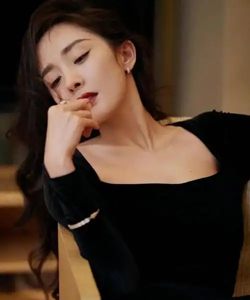 杨幂丝绒长裙造型设计,高冷美艳动人,楚楚动人!