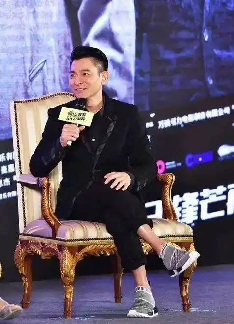 刘德华上身lv,off-white西装,穿三原康裕?华仔原来也是鞋狗.