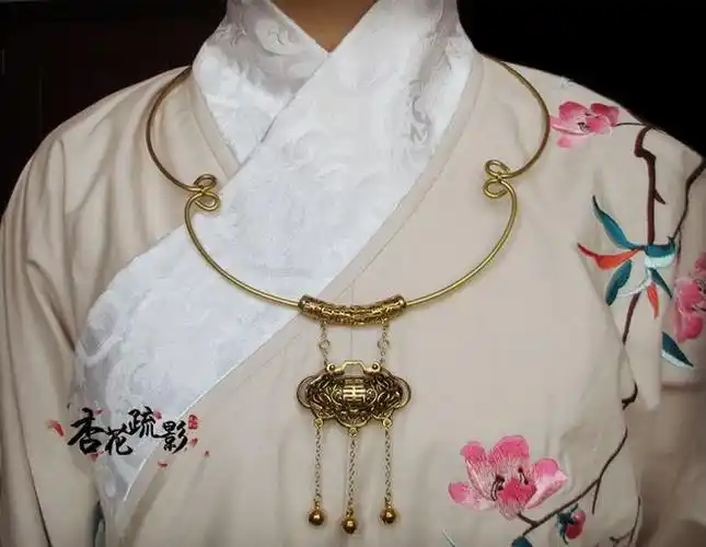 缨络,也作璎珞,古人爱繫于颈项上.