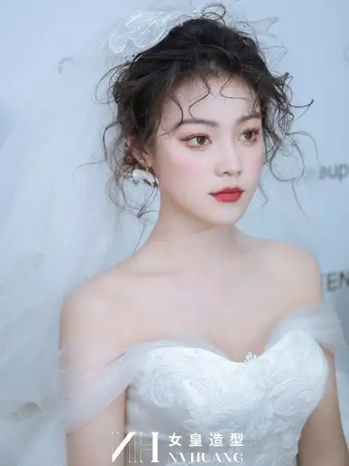 减龄日系新娘造型减龄精致日系造型,妆容的清透感和发型的蓬松羊毛