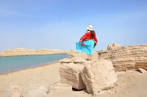 拼了!美女赤脚上阵,沙丘一站,穿越古今万般情.         绝了!