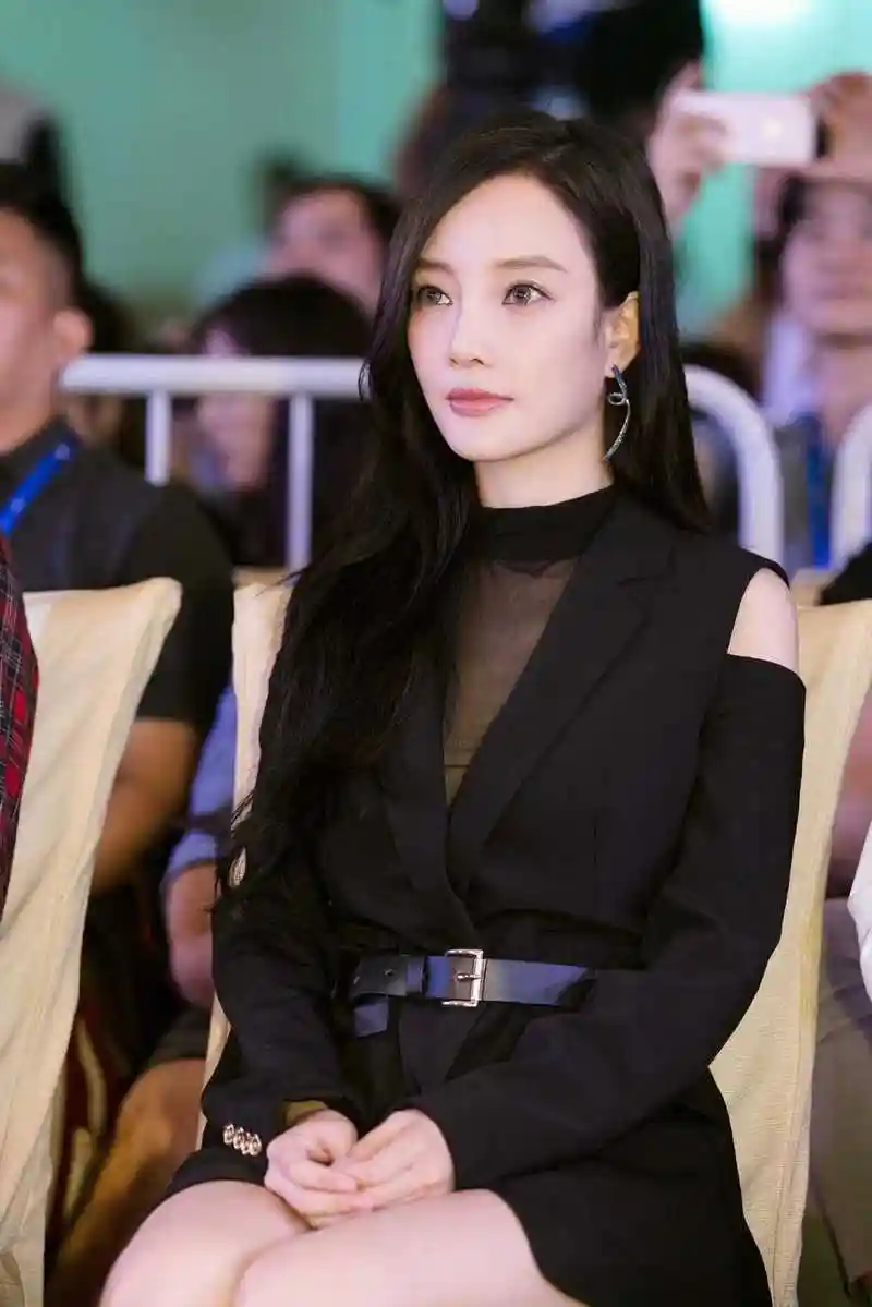 原创 李小璐真会穿,黑色西服配短裤大秀美腿,展现出成熟大方淑女风范