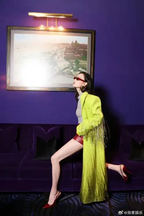 倪妮红色皮短裤##倪妮的拍照姿势