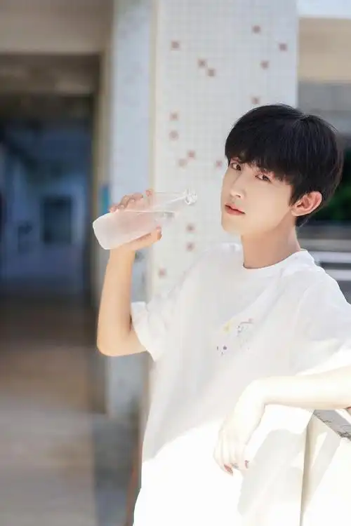 郭俊辰超话#把ootd做成多巴胺壁纸#周一到01小室觉得有必要把