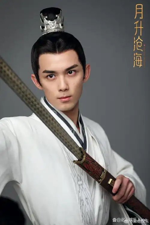 吴磊凌不疑定妆照,白衣剑眉星目,黑衣气宇轩昂