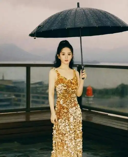 看了倪妮的撑伞神图,我终于理解女明星们为什么都去"模仿"了!