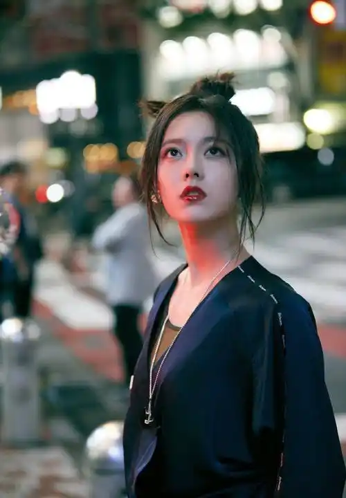 《潮流合伙人》中吴亦凡宠爱的赵今麦,私服穿搭有多潮,太会穿了_卫衣