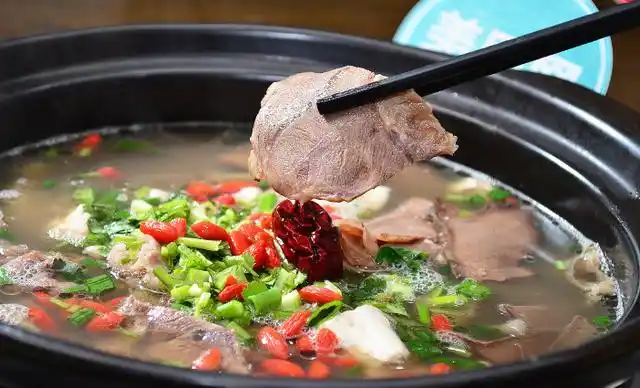 翘脚牛肉汤锅:沸海玉液香腾空,足踏横梁谈笑中