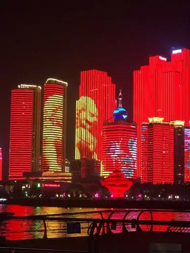 晚上五四广场的变化是最大的,大型灯光秀,奥帆基地,峰会会场,情人坝