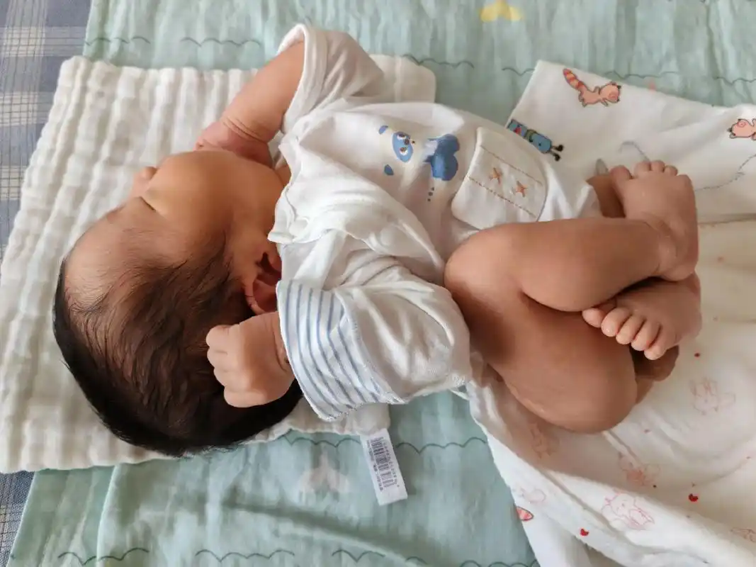 肚子里的臀位宝宝,出生后总爱保持这个姿势,可能以为还没出生吧 - 抖