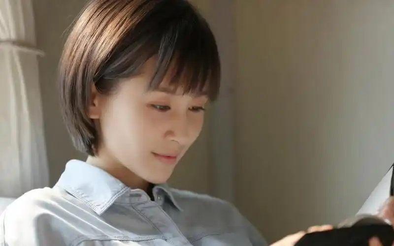 短发美女王子文时尚写真