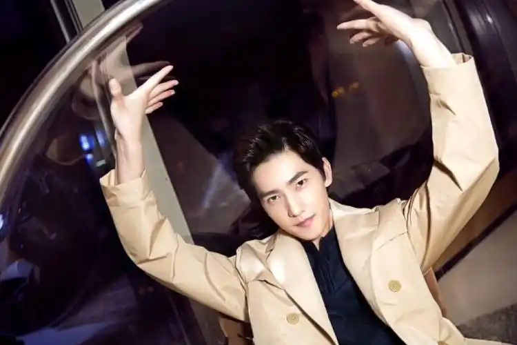 桌面壁纸 明星图片 > 正文  本文 帅气男星杨洋桌面锁屏_迷妹们的男神