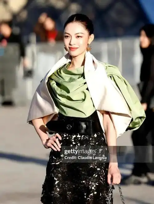 钟楚曦与倪妮同台对决,年轻与成熟的美丽较量引发热议!