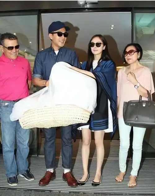 刘恺威携女儿游加拿大!