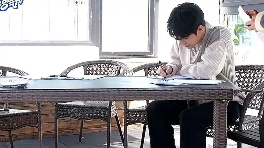 平板壁纸学习党专用张哥太可爱了懵懵的憨憨的张真源