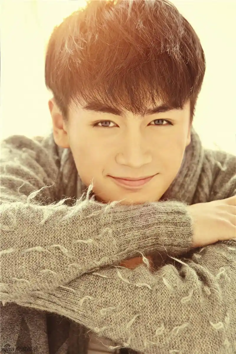 组图:陈晓化身秋日阳光暖男 温柔笑容暖心治愈