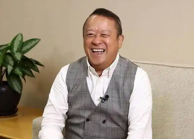 晚节不保68岁周润发生日宴对袁咏仪嘟嘴求吻遭对方一脸嫌弃