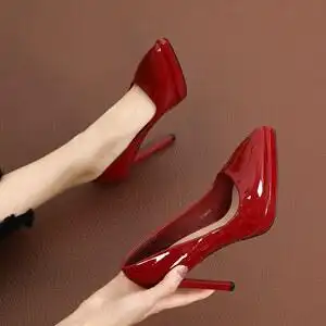 kst红色漆皮亮皮尖头中空单鞋2021夏季新款猫跟细跟包头凉鞋女高跟鞋