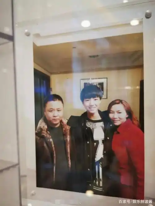 王俊凯父母奶茶店成重庆打卡圣地,凯爸亲自给排队粉丝发矿泉水