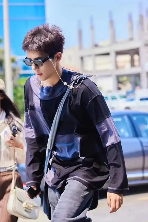 王安宇反穿潮流##王安宇衣服穿反了